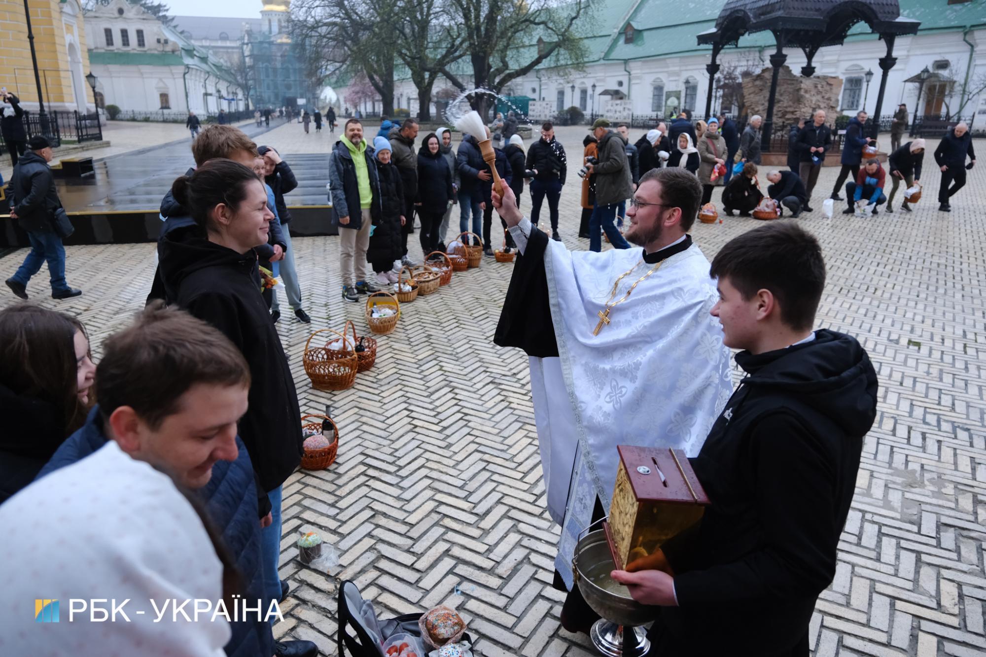Як у Київській лаврі ПЦУ та УПЦ МП провели Великодні служби (відео і фото)
