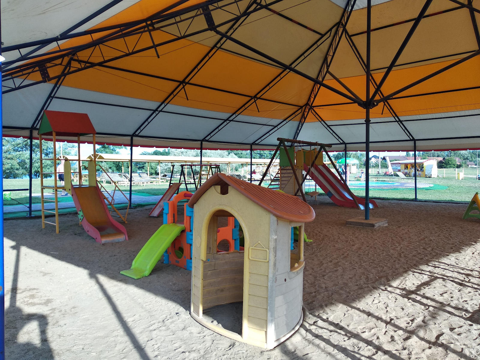 Альтернатива морю. Як відпочити на найбільшому озері Закарпаття влітку