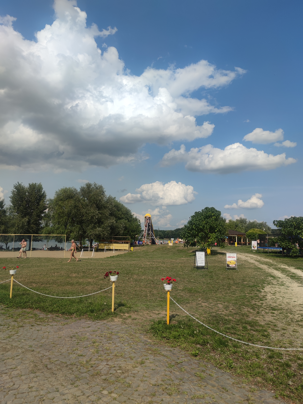 Альтернатива морю. Як відпочити на найбільшому озері Закарпаття влітку