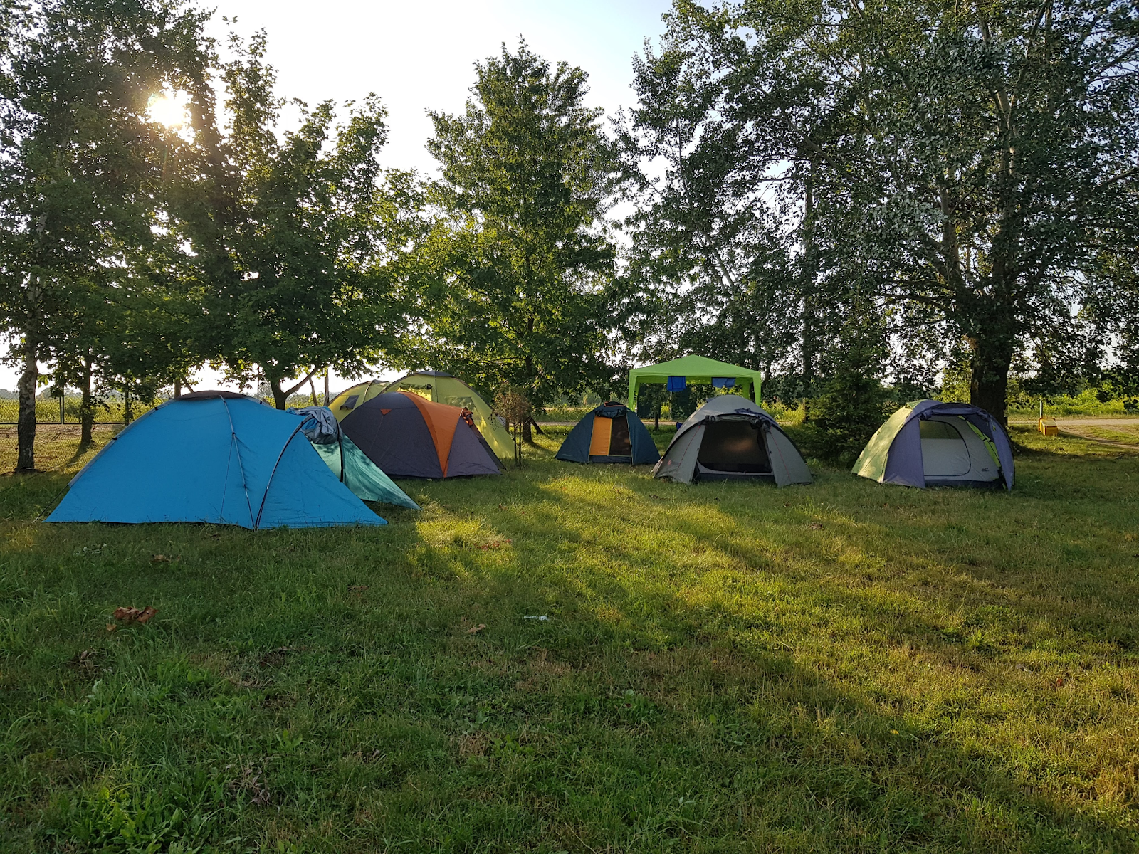 Альтернатива морю. Як відпочити на найбільшому озері Закарпаття влітку