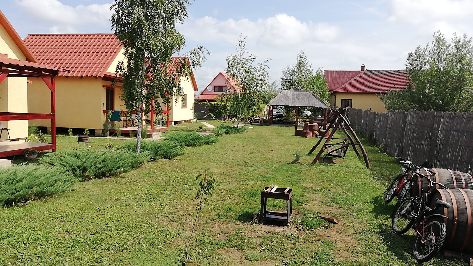 Альтернатива морю. Як відпочити на найбільшому озері Закарпаття влітку