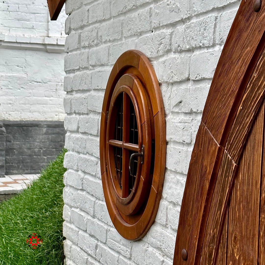 Як у казці. Дивіться, яке укриття у вигляді будинку Гобітів побудували для школярів у Гостомелі