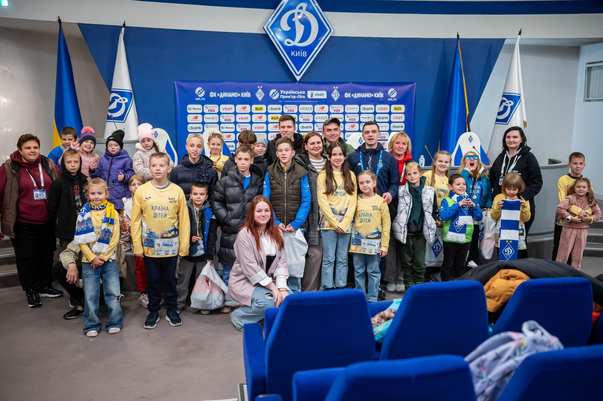 Діти, що повернулись з полону та окупації, відвідали матч "Динамо"-"Шахтар": фото