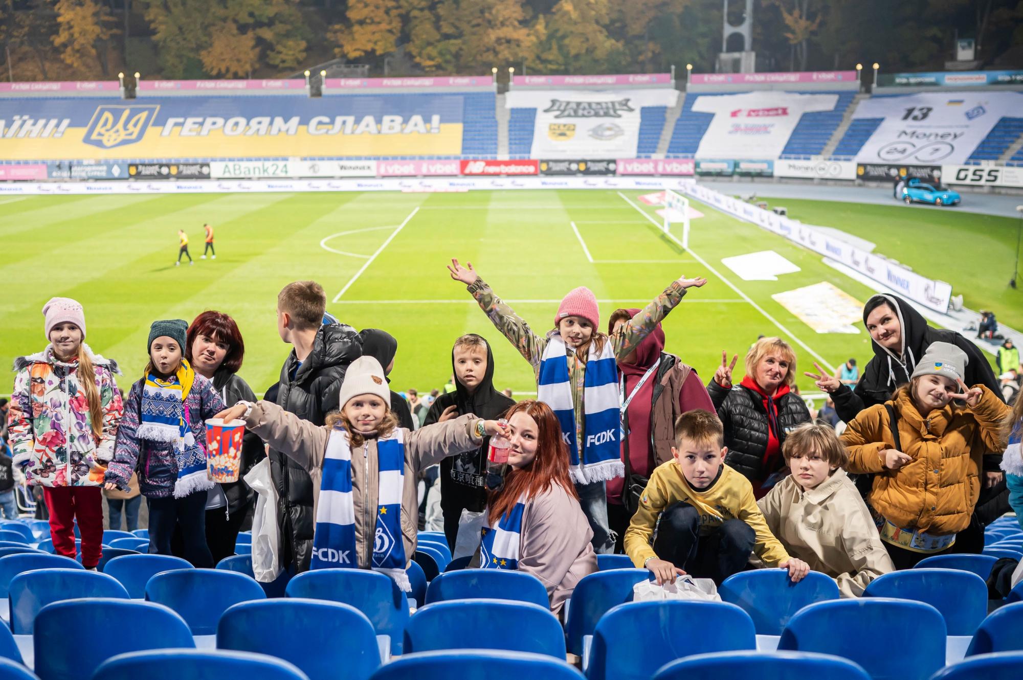 Діти, що повернулись з полону та окупації, відвідали матч "Динамо"-"Шахтар": фото