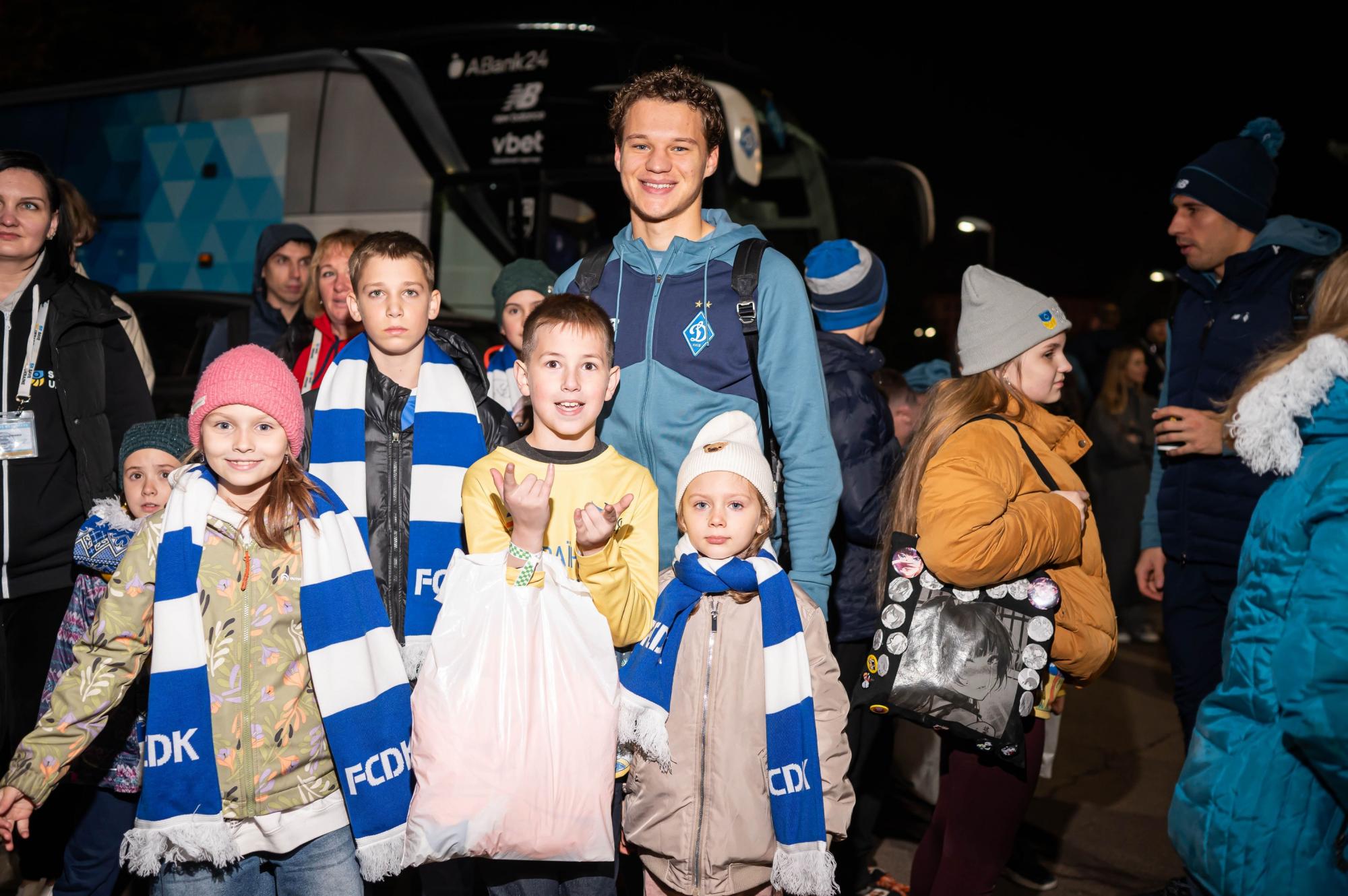 Діти, що повернулись з полону та окупації, відвідали матч "Динамо"-"Шахтар": фото