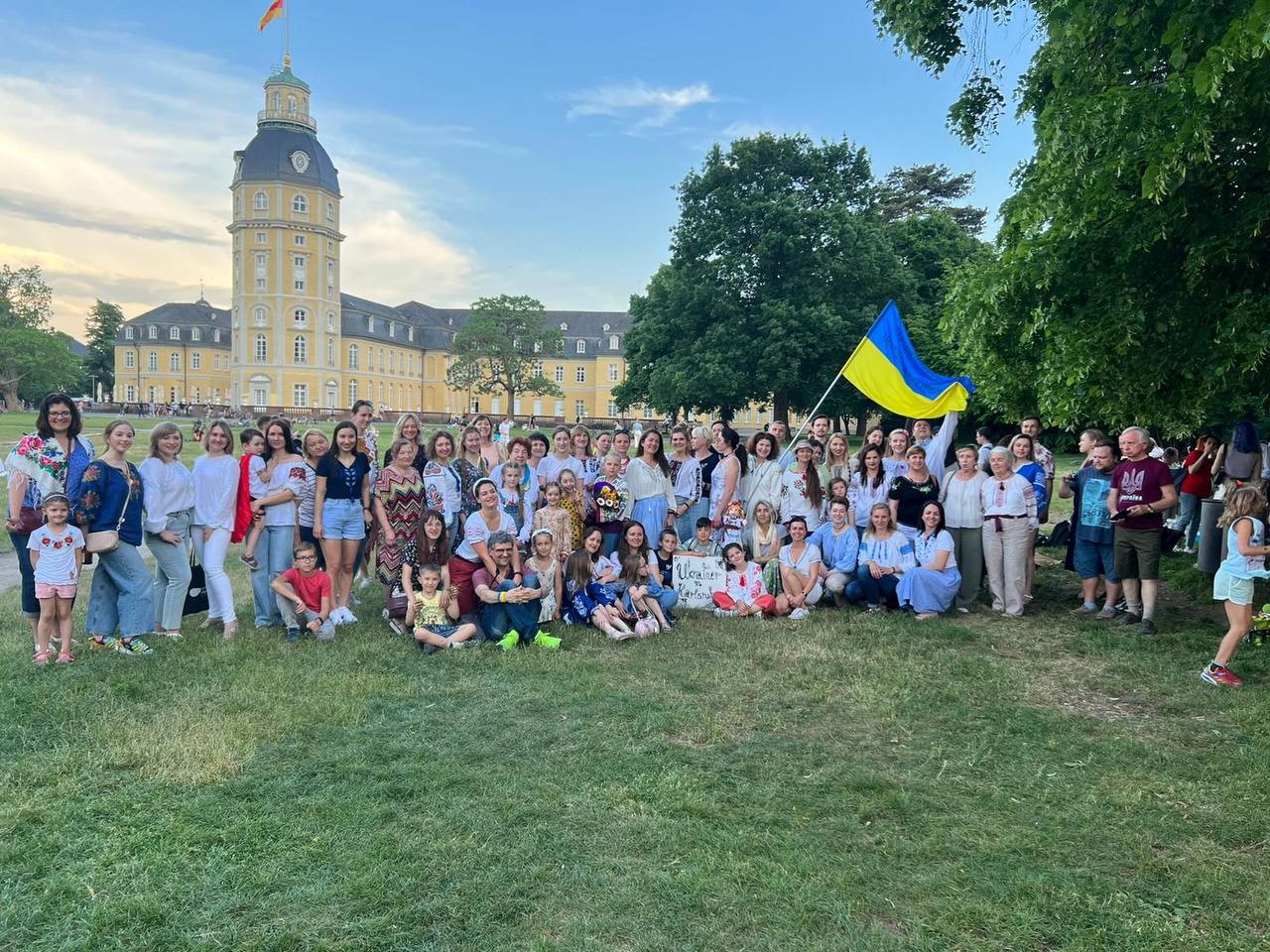 Тонни вантажів. Як громада в Карлсруе організувала масштабну допомогу українцям