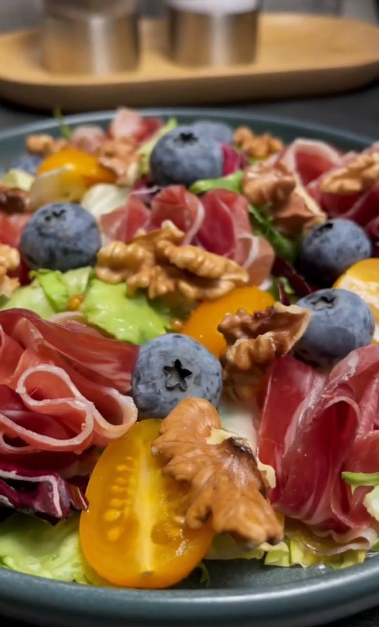 Вишуканий салат з хамоном та лохиною: виходить не гірше за ресторанний