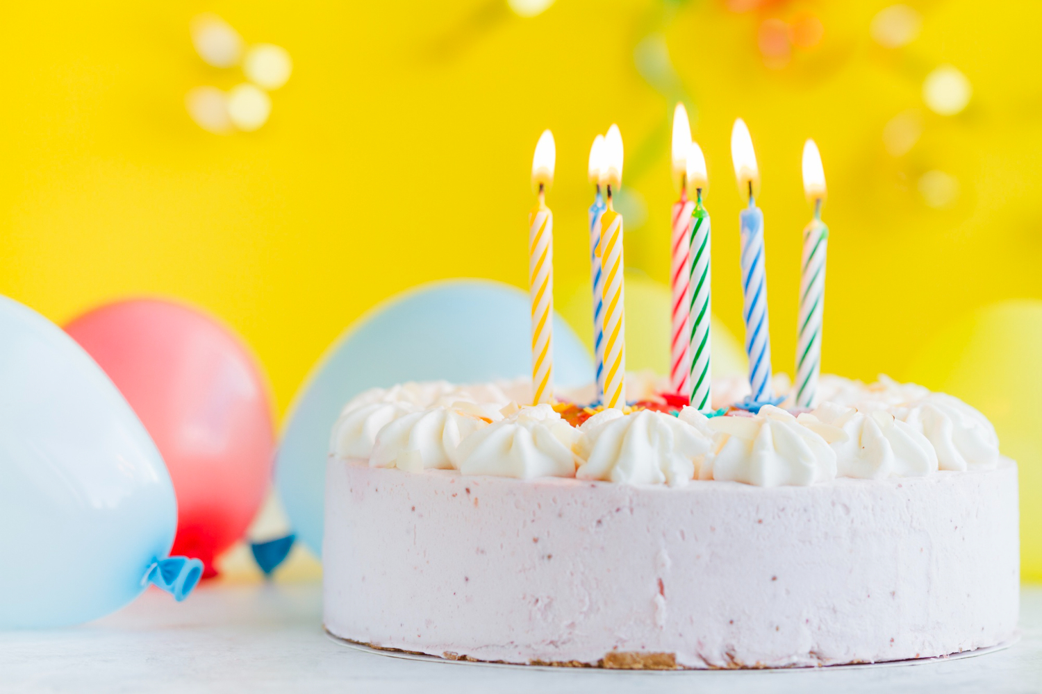 "Тільки спочатку загадай бажання". Для чого ми задуваємо свічки на святковому торті?