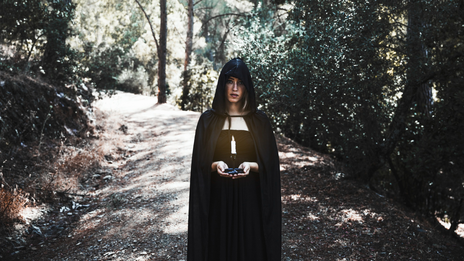 Як розпізнати жінку-відьму: кожному треба знати ці 7 народних прикмет