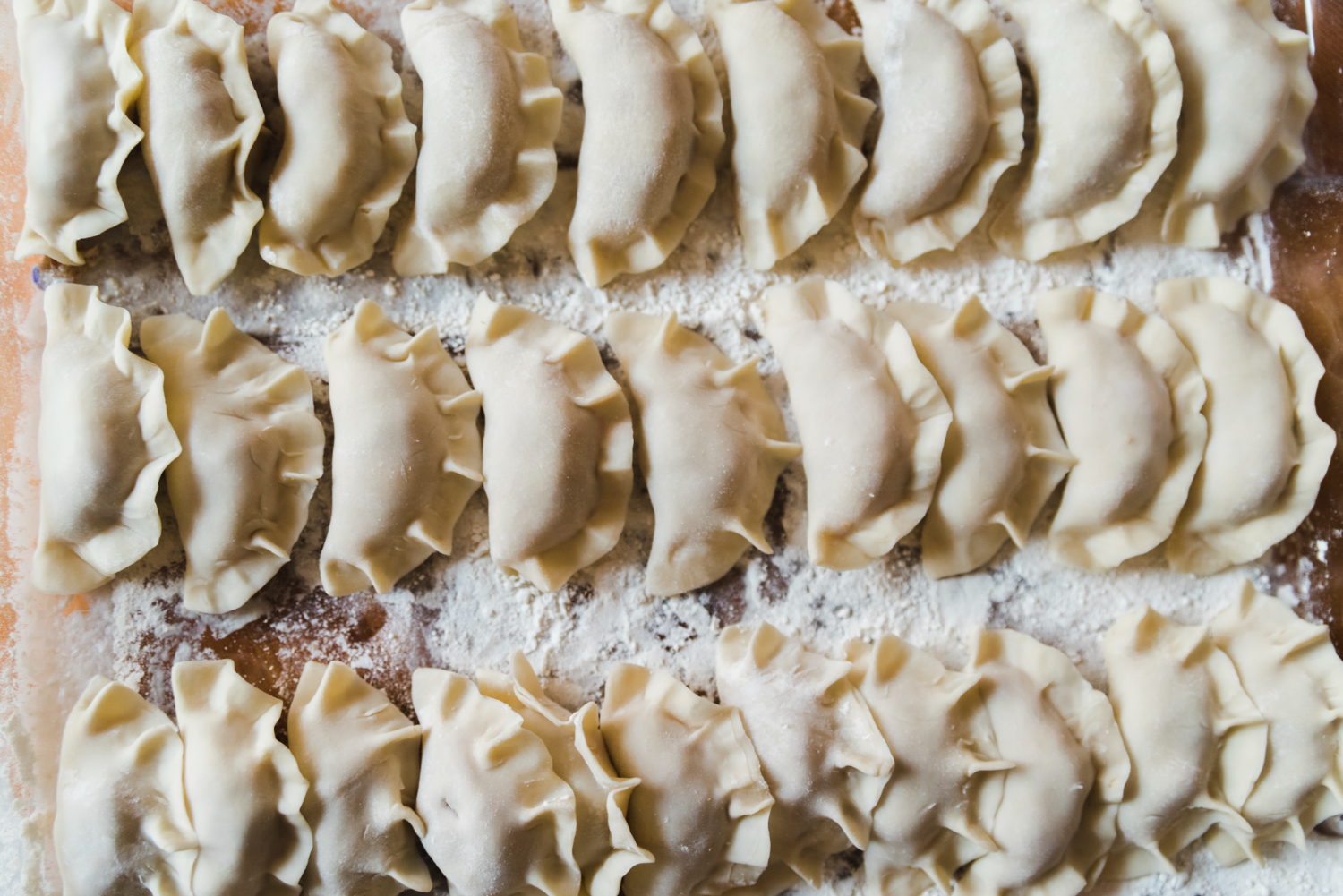 Як зробити смачні вареники з сиром або вишнями на Трійцю: три рецепти традиційної страви