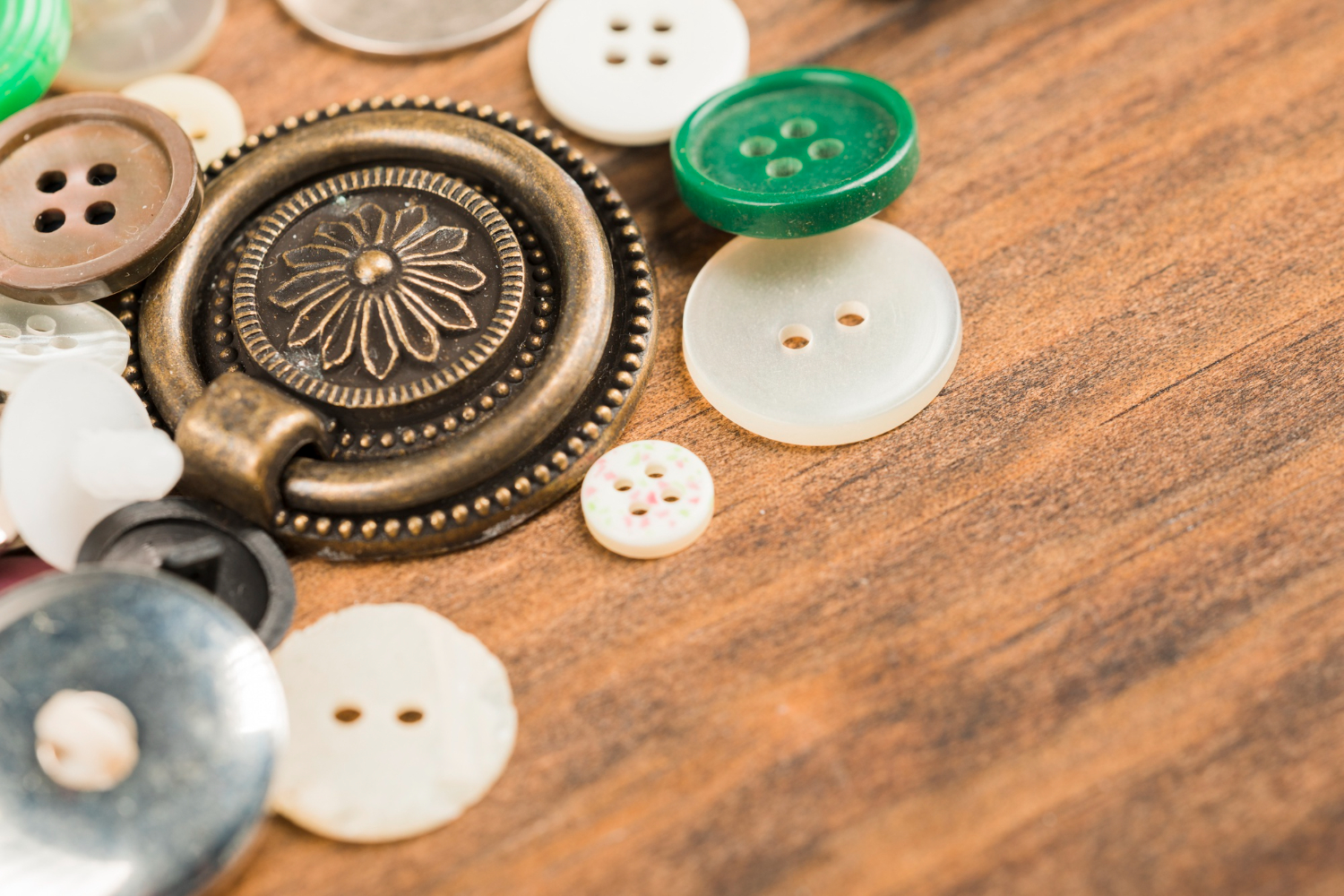 Що робити, якщо знайшли ґудзик, голку чи червону нитку біля порогу