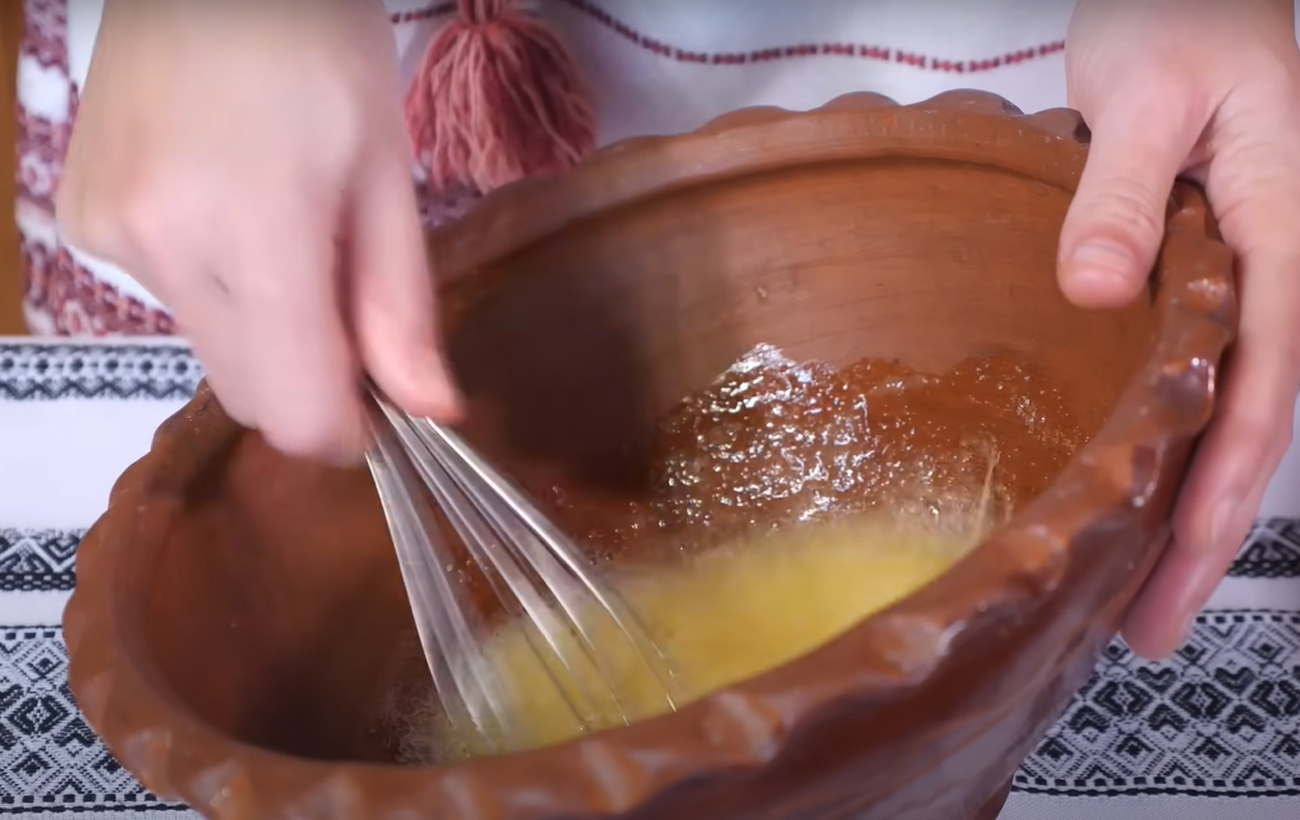 Яблучний пляцок на пісочному тісті: смачний рецепт з Галичини, що закарбується в пам'яті