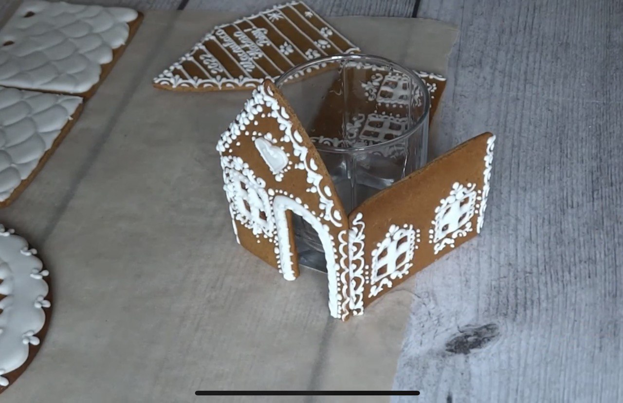 Як зробити красивий новорічний пряниковий будиночок: рецепт та інструкції з декорування