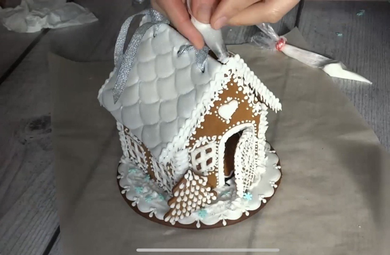 Як зробити красивий новорічний пряниковий будиночок: рецепт та інструкції з декорування