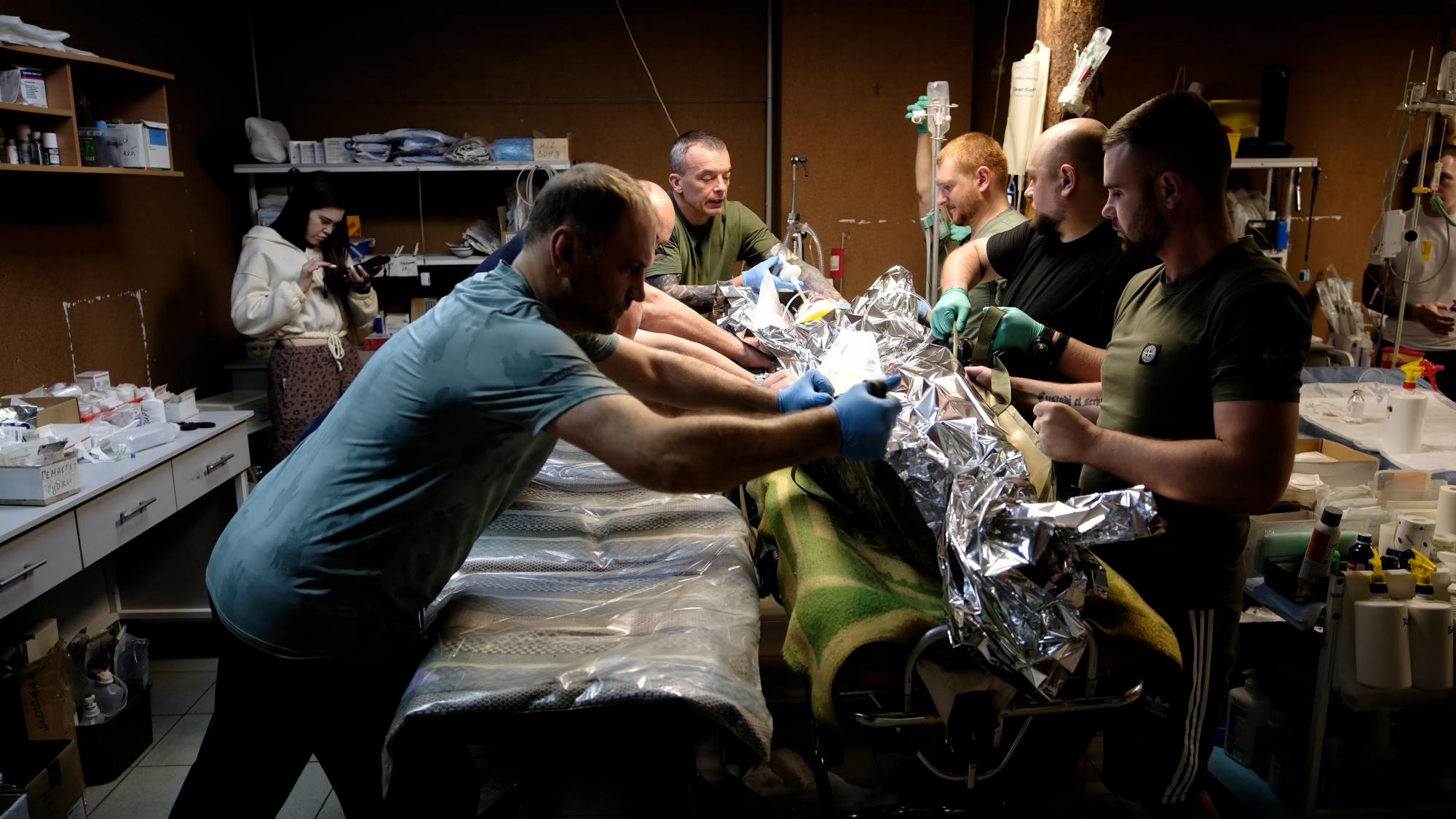 "Росіян теж рятуємо, бо ми не звірі": репортаж зі стабпункту на Донбасі