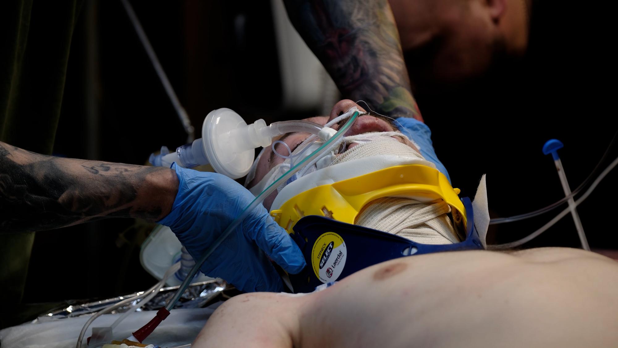 "Росіян теж рятуємо, бо ми не звірі": репортаж зі стабпункту на Донбасі