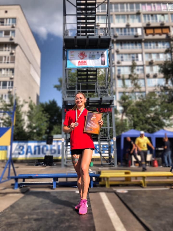 Это поразительно! Украинская спасательница надела форму, выполняя упражнения на перекладине