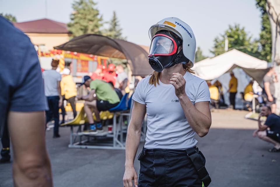 Это поразительно! Украинская спасательница надела форму, выполняя упражнения на перекладине