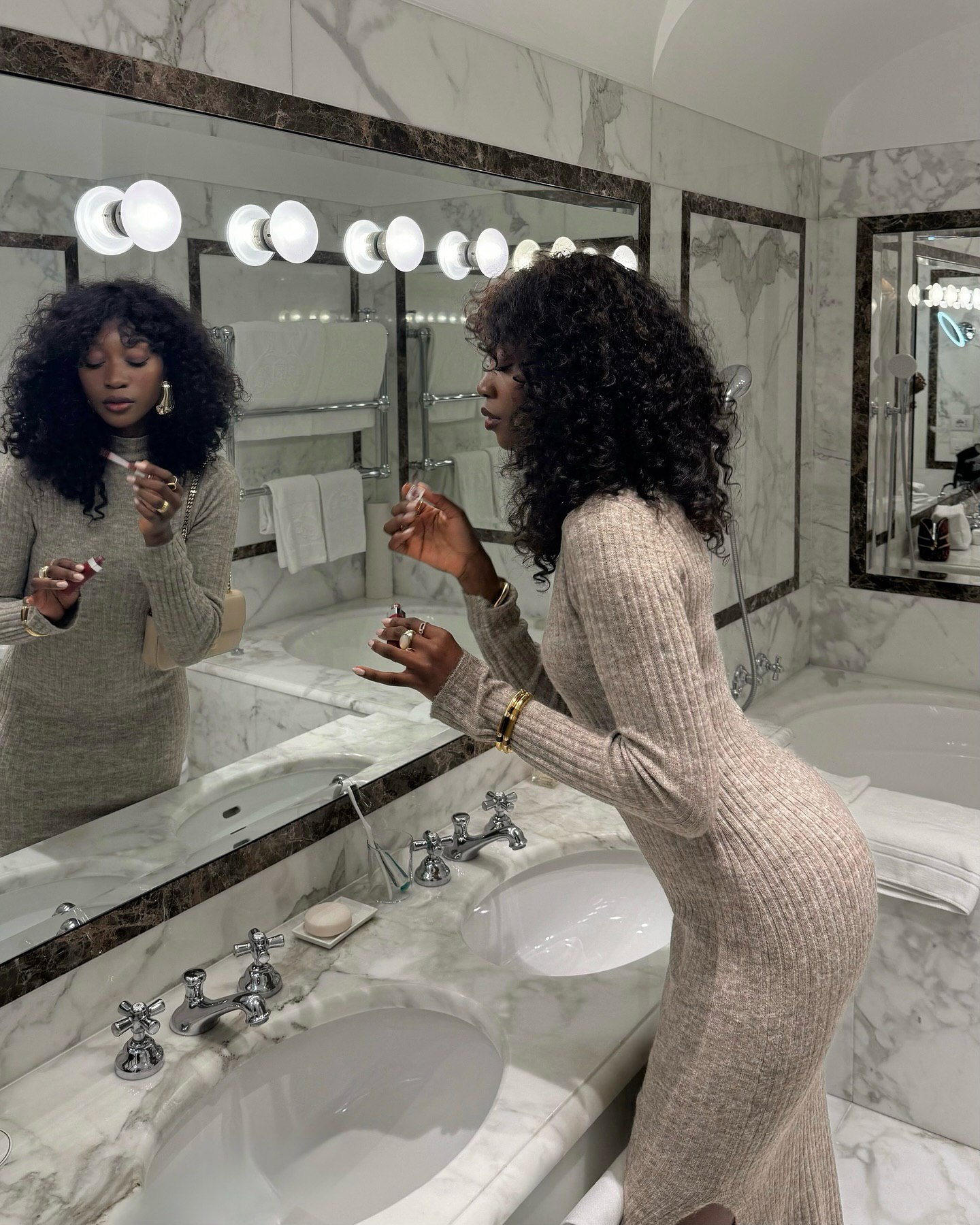 Формула святкового образу: які сукні вибрати для корпоративу або вечірки на Новий рік 2025