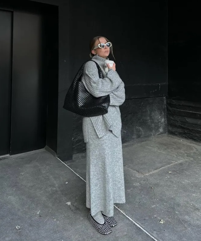 Трикотажний костюм та пальто з шарфом: модні блогери показали головні тренди на зиму 2025