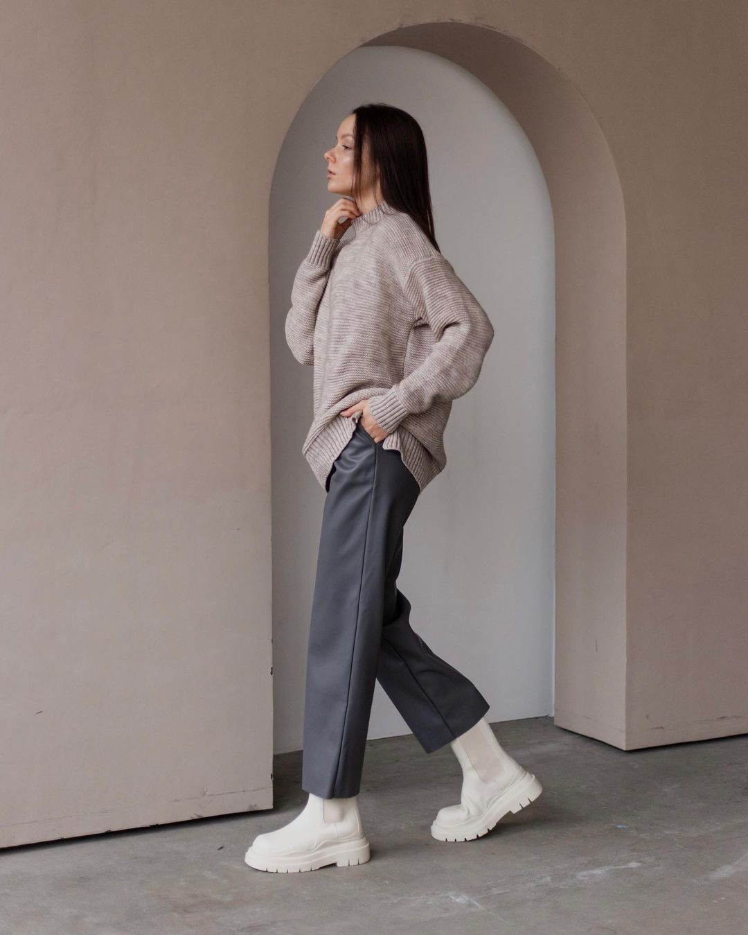 Які жіночі штани будуть наймоднішими зимою 2024-2025: фото трендових образів