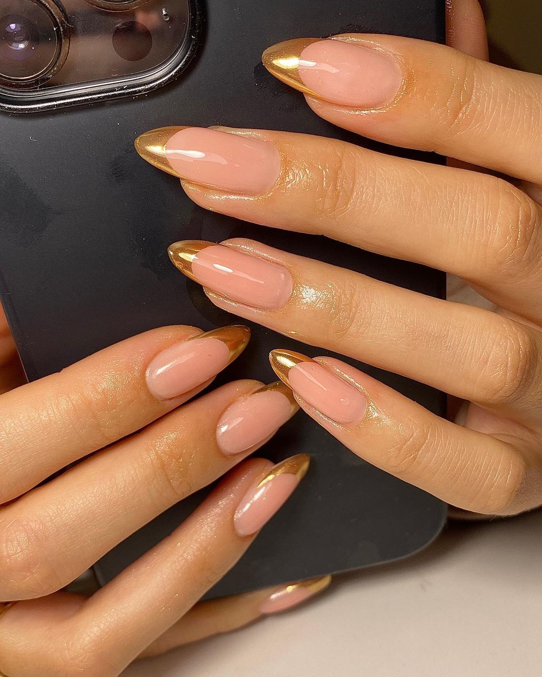 Ніжний "френч" зі святковими елементами: ідеї манікюру до Нового року 2025