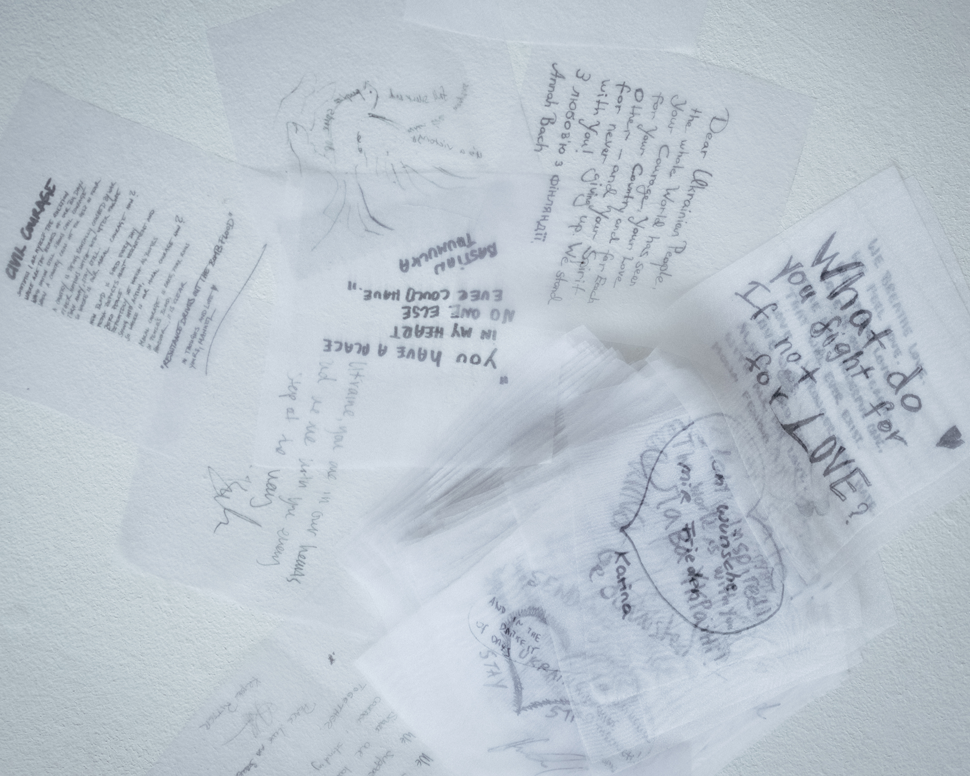 Дизайнери створили сукню з листами любові до українців. Мілла Йовович теж залишила послання