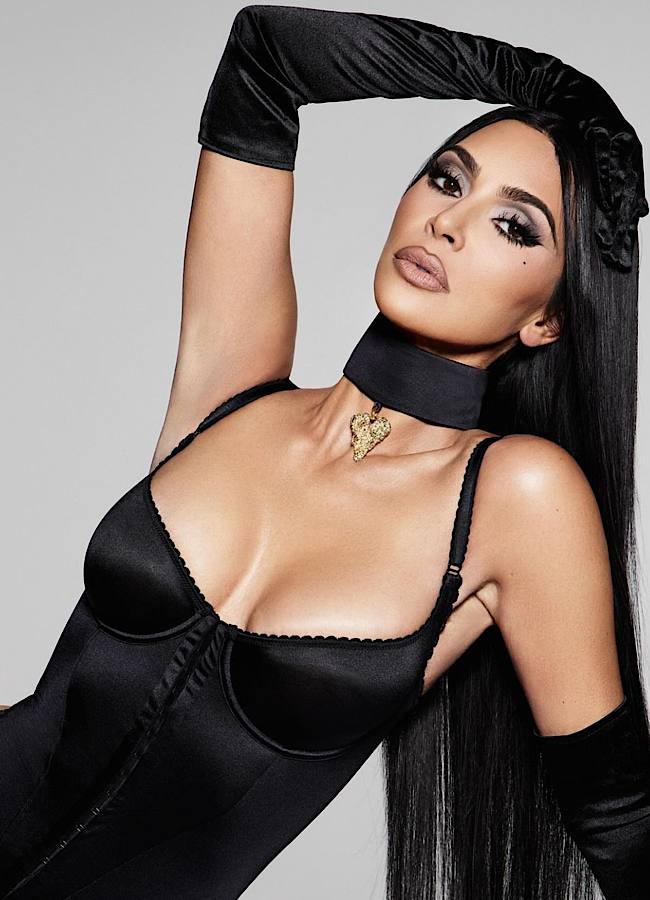 Кім Кардашьян в атласному чорному боді показала крихітну талію