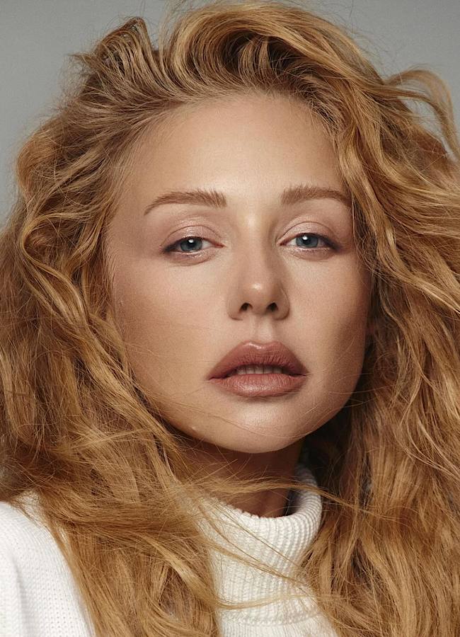 Тіна Кароль у новій фотосесії засвітила стрункі ніжки (фото)