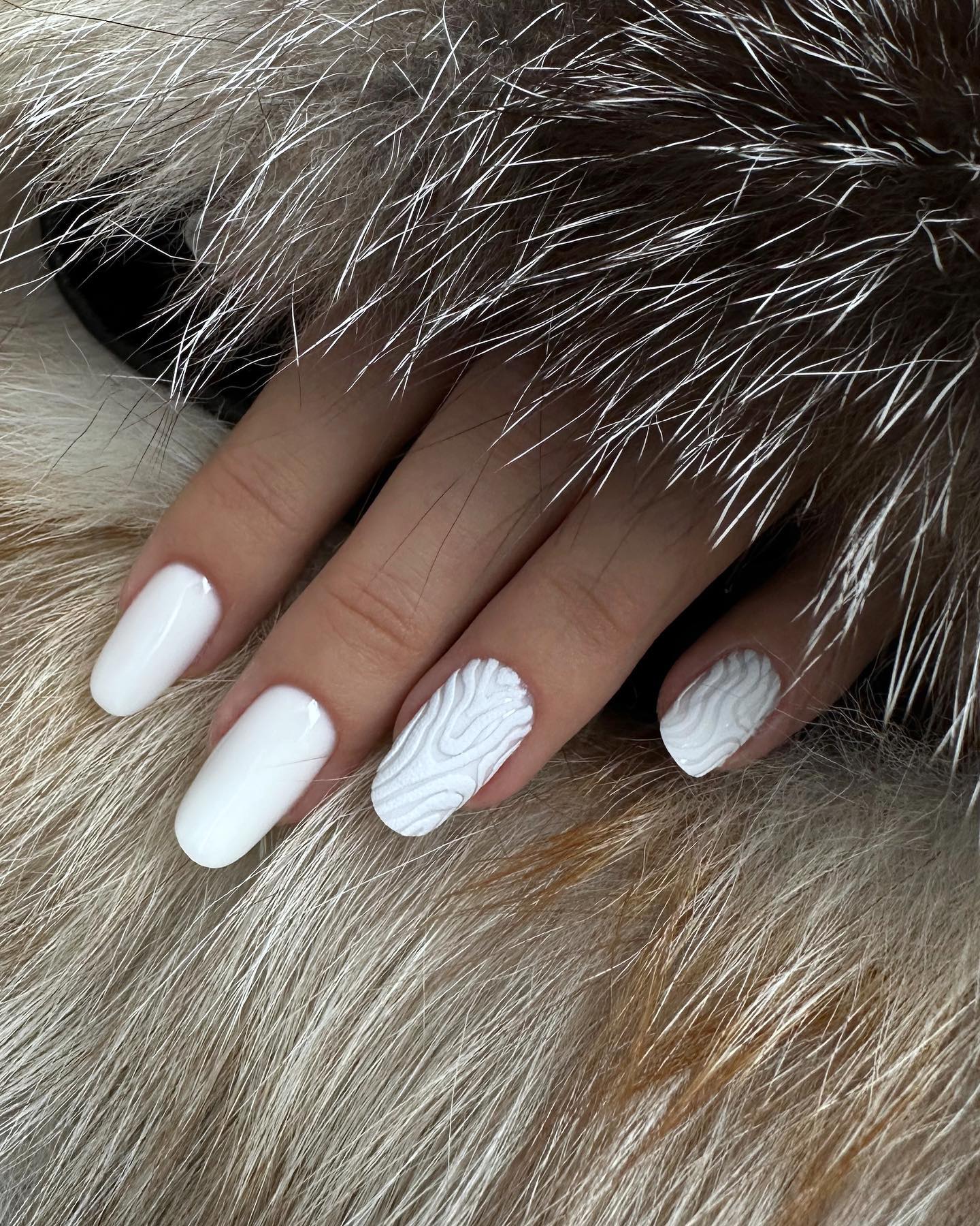 Білий манікюр не виходить із моди: ідеї стильних дизайнів на осінь 2024