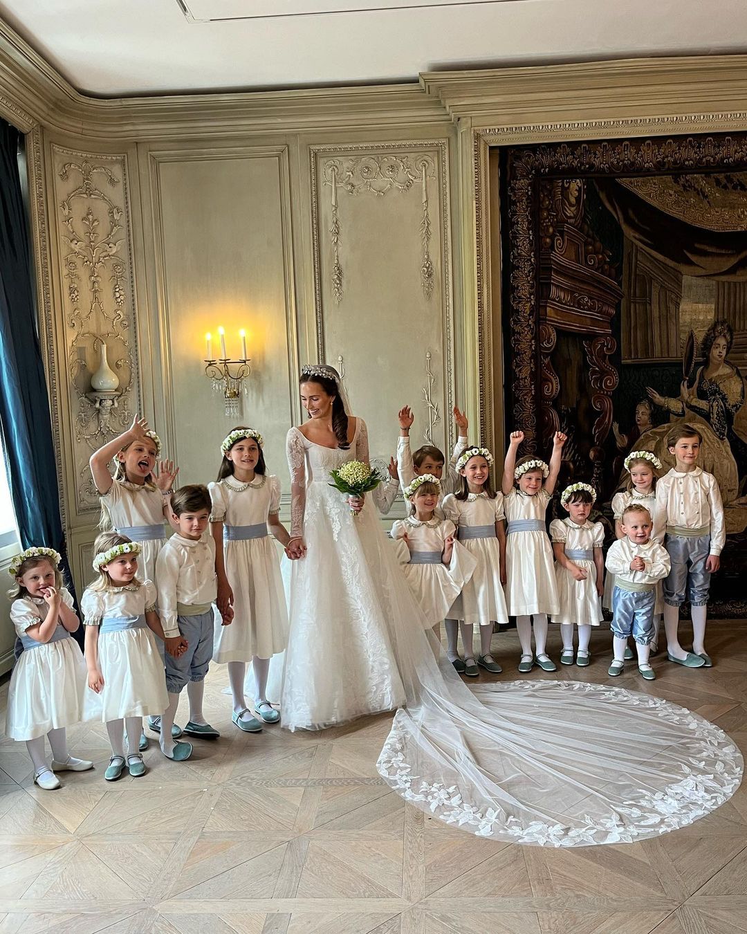 Наречена баварського принца вийшла заміж у фаті від українського бренду: зворушливі весільні фото