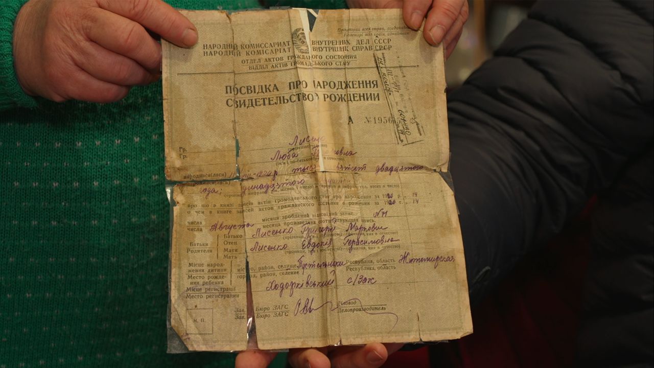 Внуки воюють на фронті: 102-річна українка, яка пережила Голодомор, плете маскувальні сітки