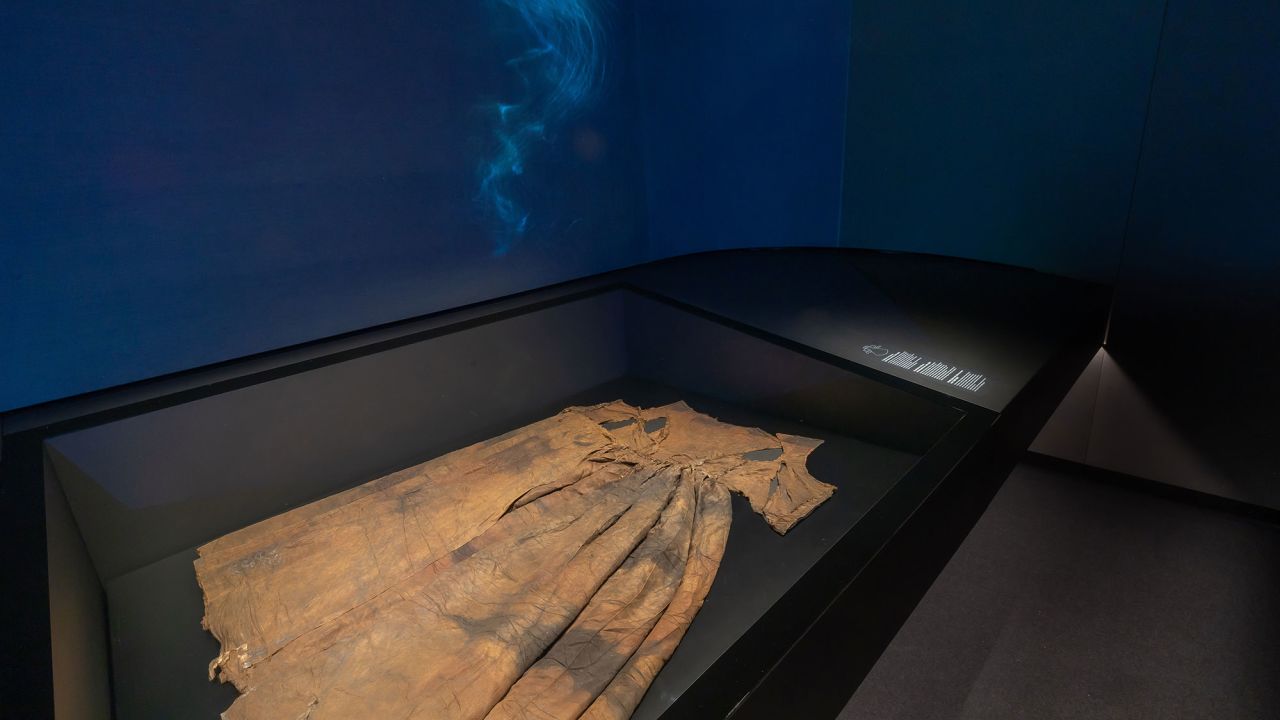 Вчені знайшли унікальну весільну сукню: у скринях корабля, що потонув у 1660 році