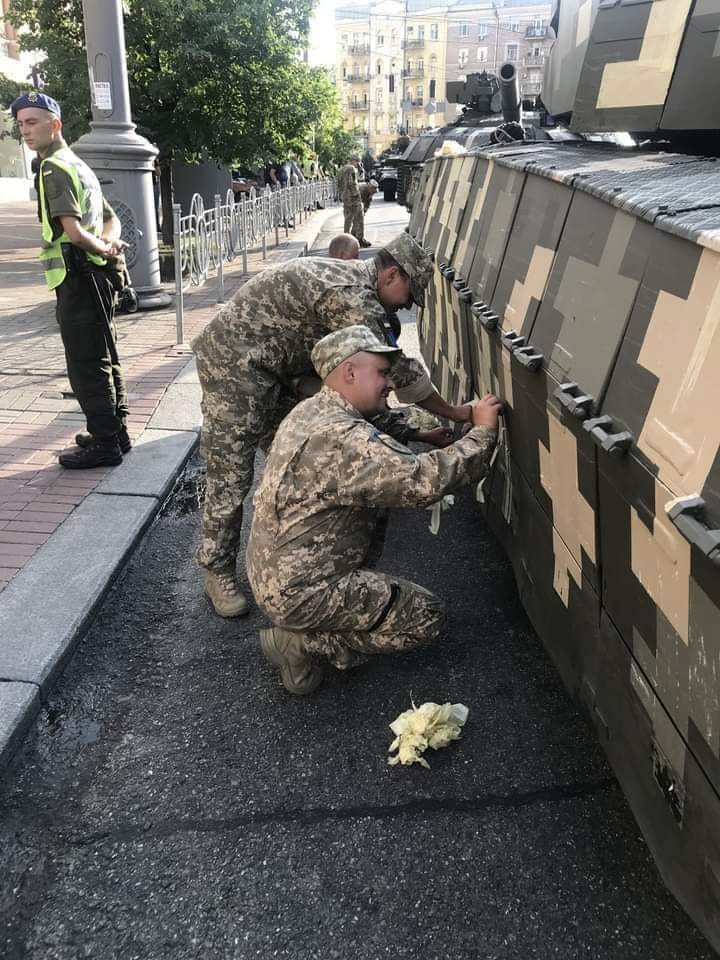 У Києві на репетиції параду помітили танк, обклеєний скотчем: що це за камуфляж (фото)