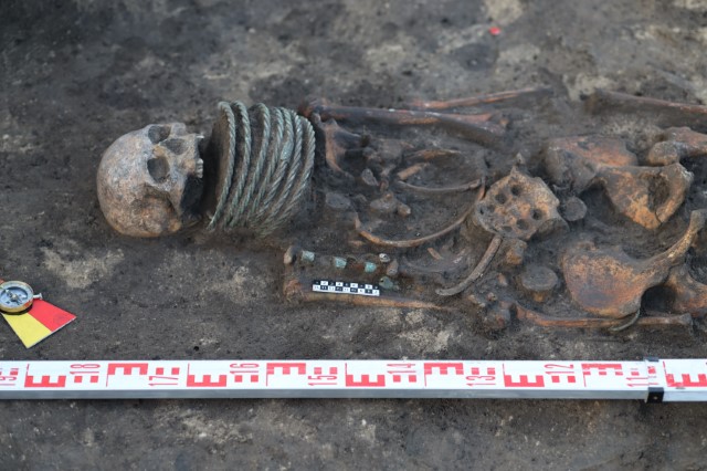 Під Києвом знайшли артефакти ІІІ-ХІ століть і поховання із "короною смерті" (фото)