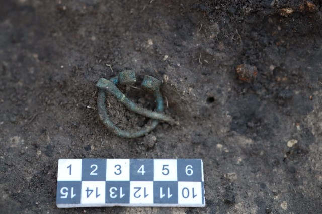 Під Києвом знайшли артефакти ІІІ-ХІ століть і поховання із "короною смерті" (фото)