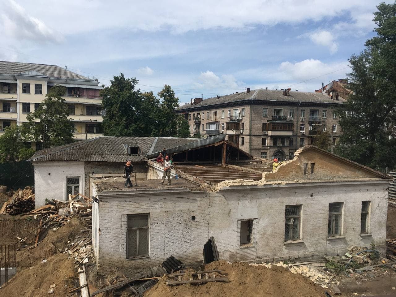 В Киеве ночью снесли усадьбу XIX века: загнали технику под охраной "титушек"