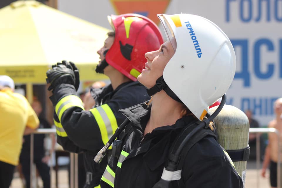 Это поразительно! Украинская спасательница надела форму, выполняя упражнения на перекладине