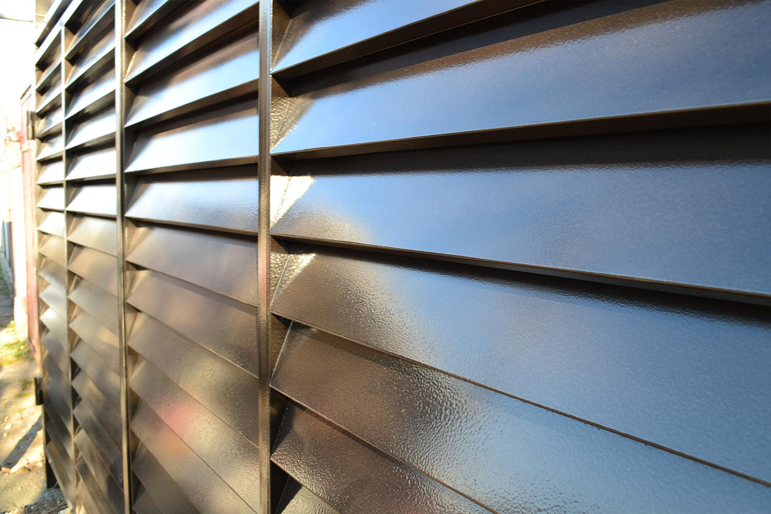 Ворота жалюзі — відмінна в'їзна система від компанії «Viking Металоконструкції»