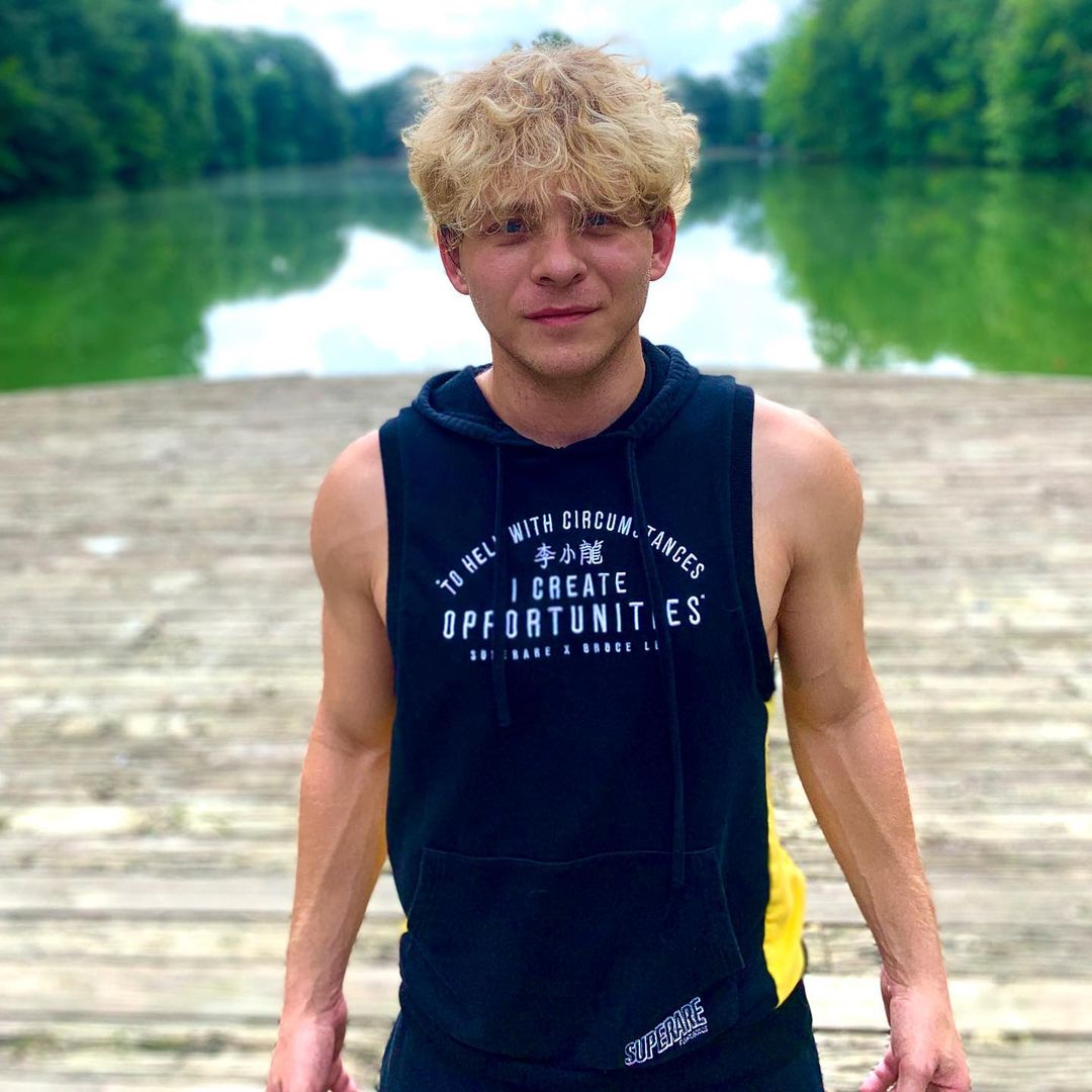 Справжній красень: який вигляд має зараз хлопчик-ботанік зі "Стюарта Літтла" (фото)