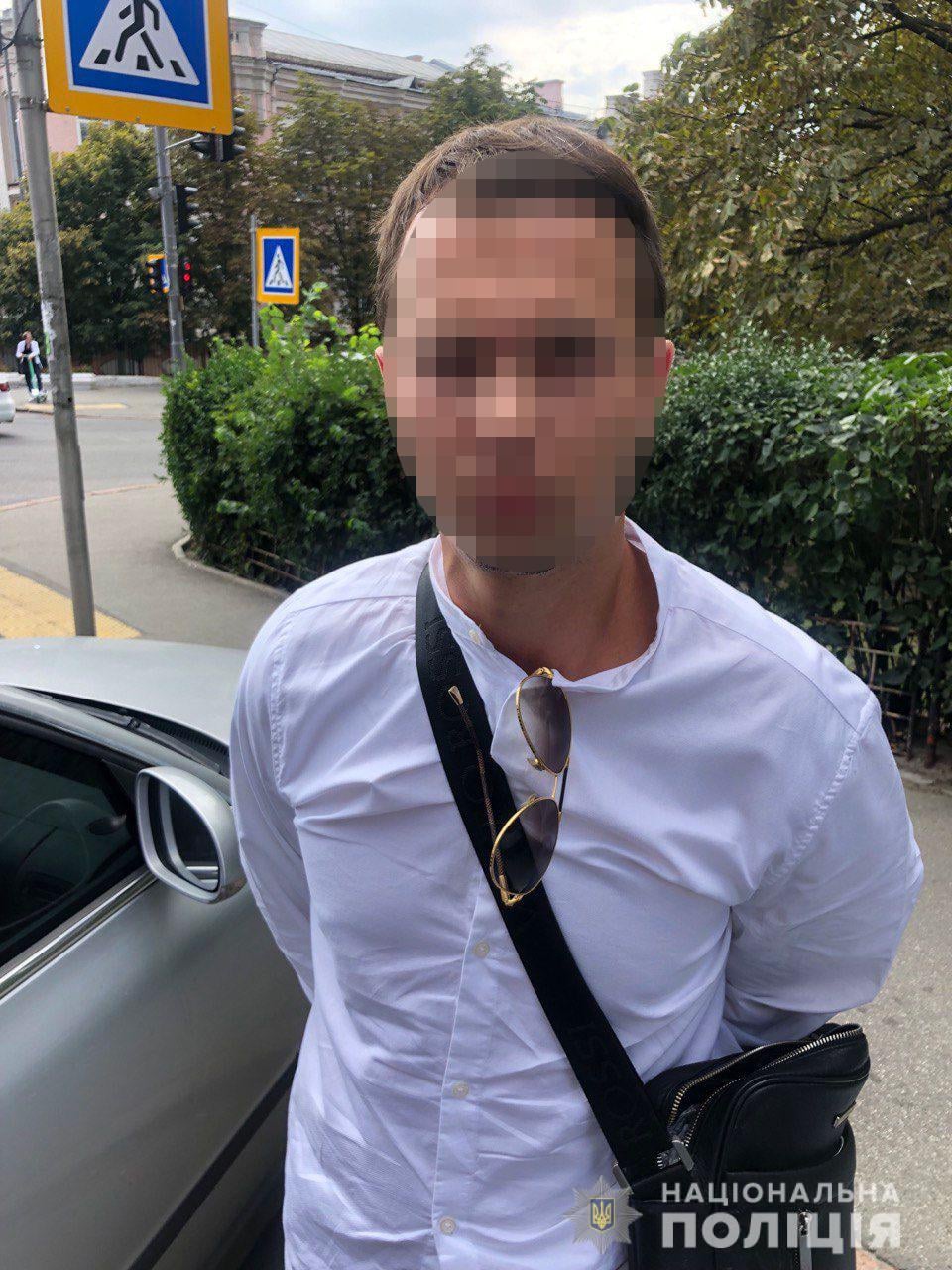 Киевлянину обменяли 28 тысяч долларов на сувенирные гривны (видео)