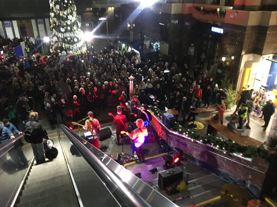 Олег Скрипка влаштував раптовий концерт на вокзалі у Києві (фото, відео)