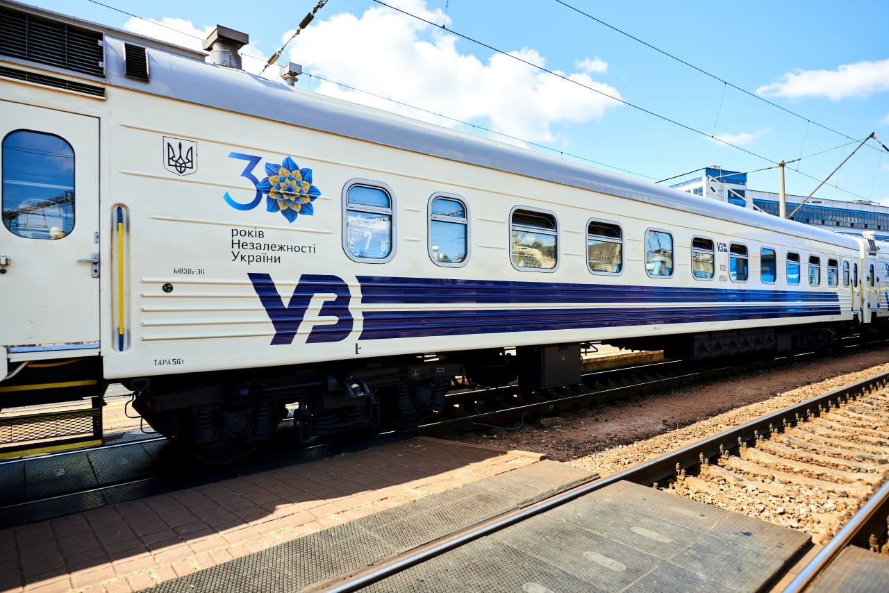 Укрзализныця меняет вид вагонов: появились первые фото
