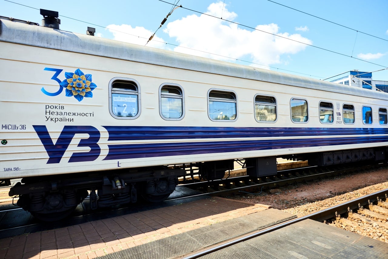 Укрзализныця меняет вид вагонов: появились первые фото