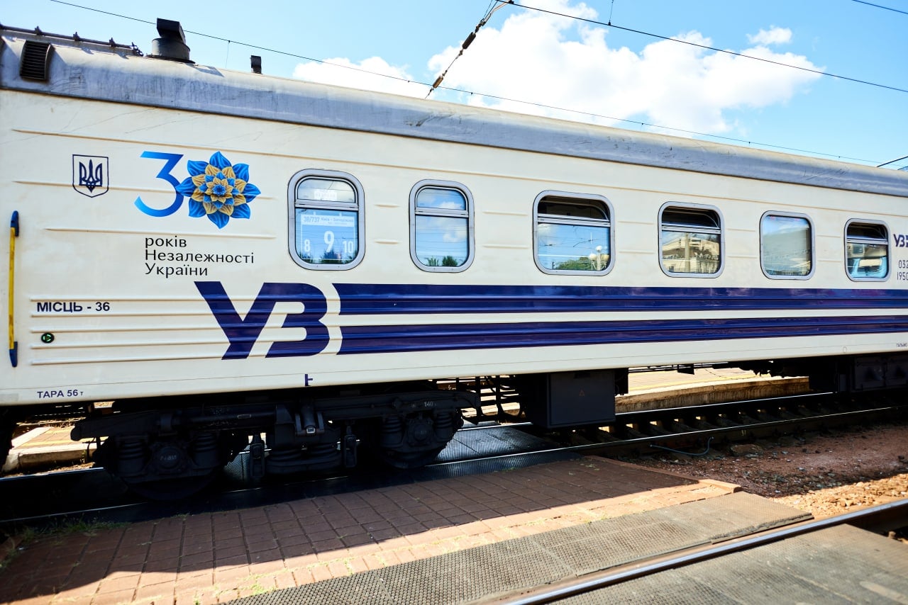 Укрзализныця меняет вид вагонов: появились первые фото