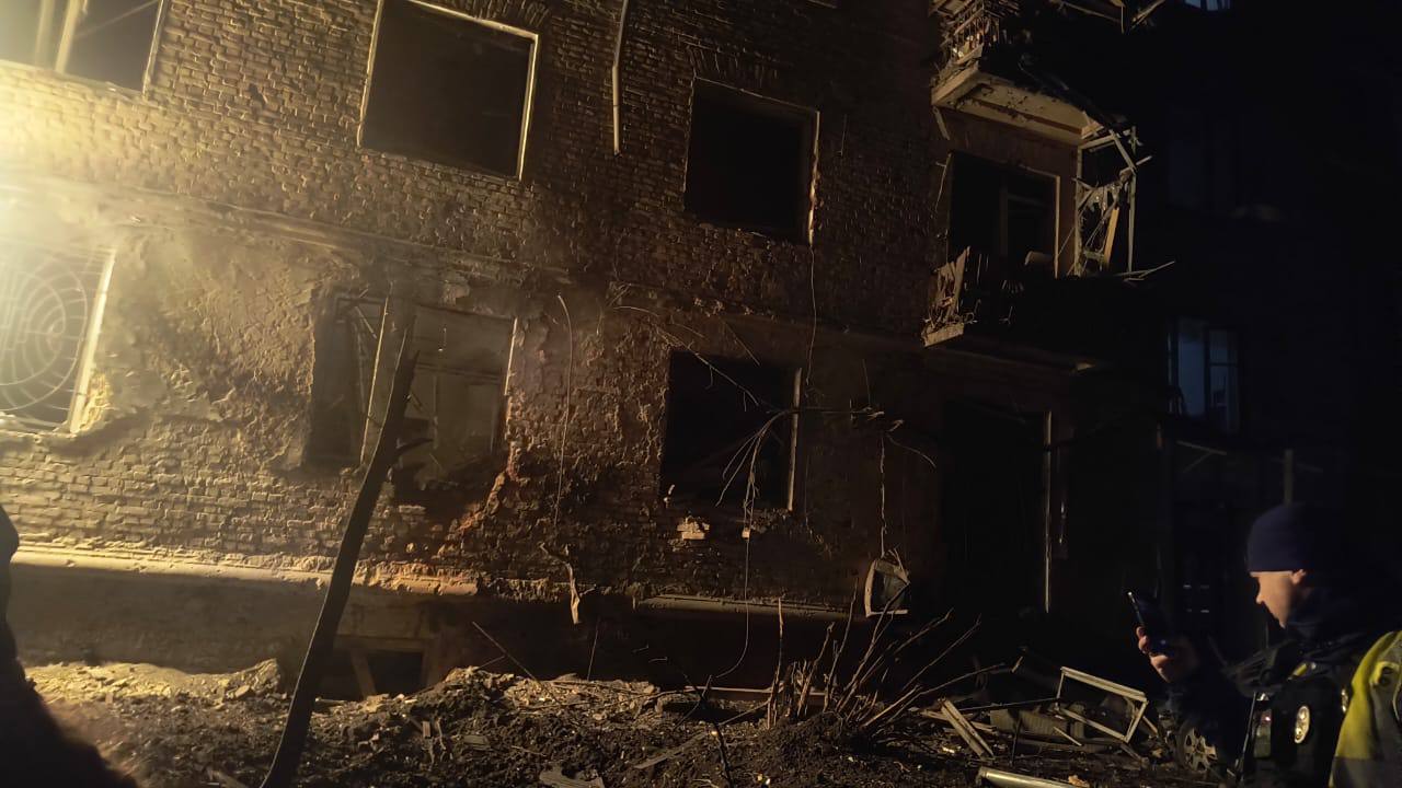 У Чернігові вибухнув дрон біля будинку: загорівся газопровід, постраждали 2 людини