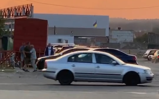 Под Киевом мужчины устроили дуэль с пистолетами: не поделили место в цирке