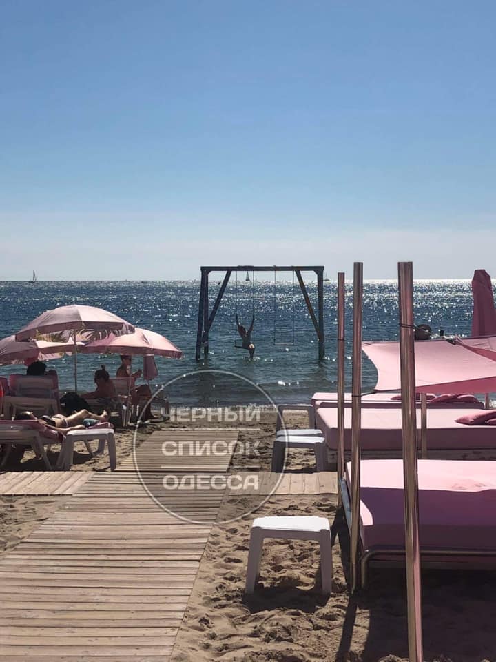 На популярном украинском курорте пляж попал в скандал: хамят и выгоняют (фото)
