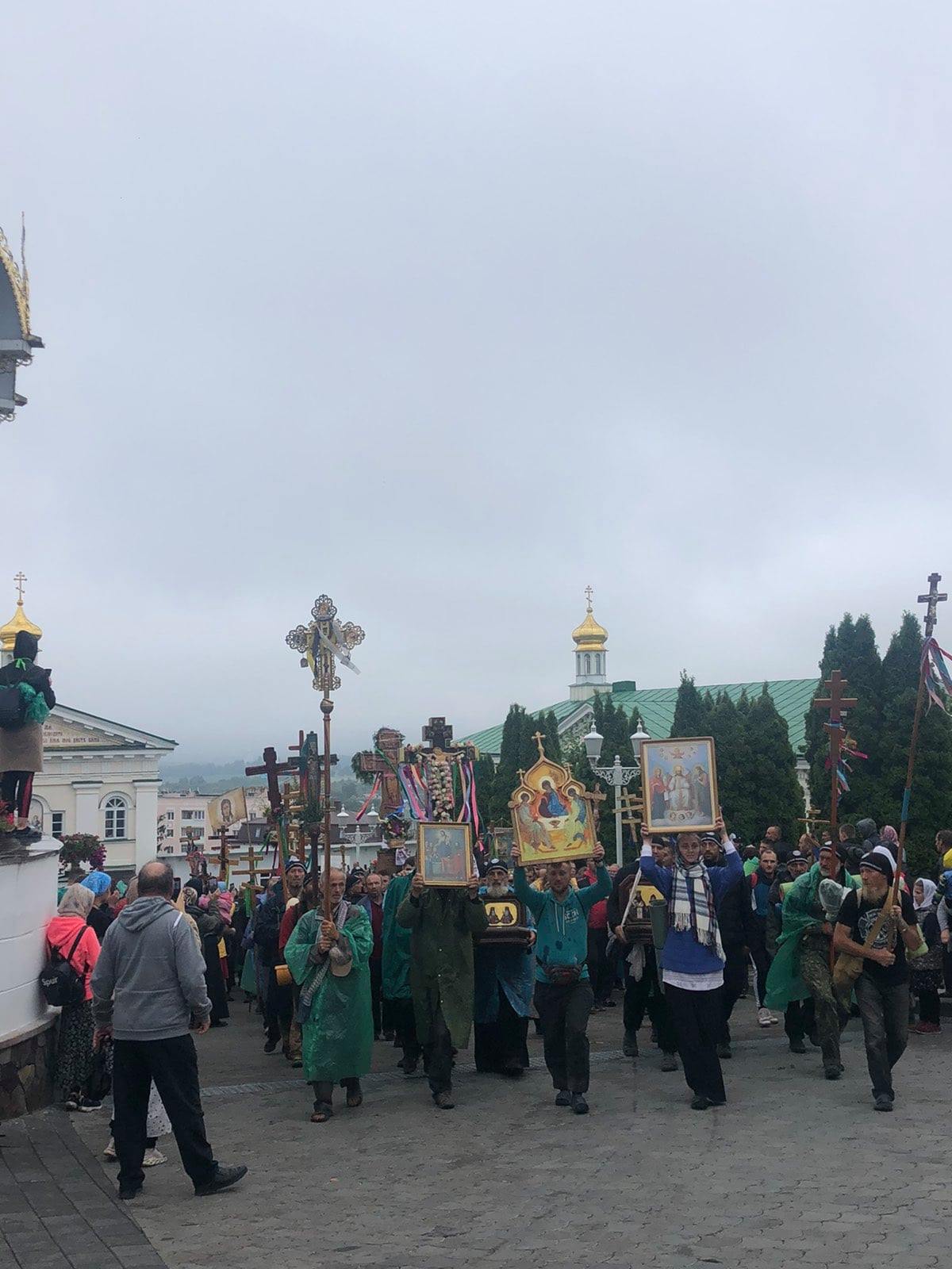 Появились фото крестного хода к Почаевской лавре: тысячи людей и все без масок