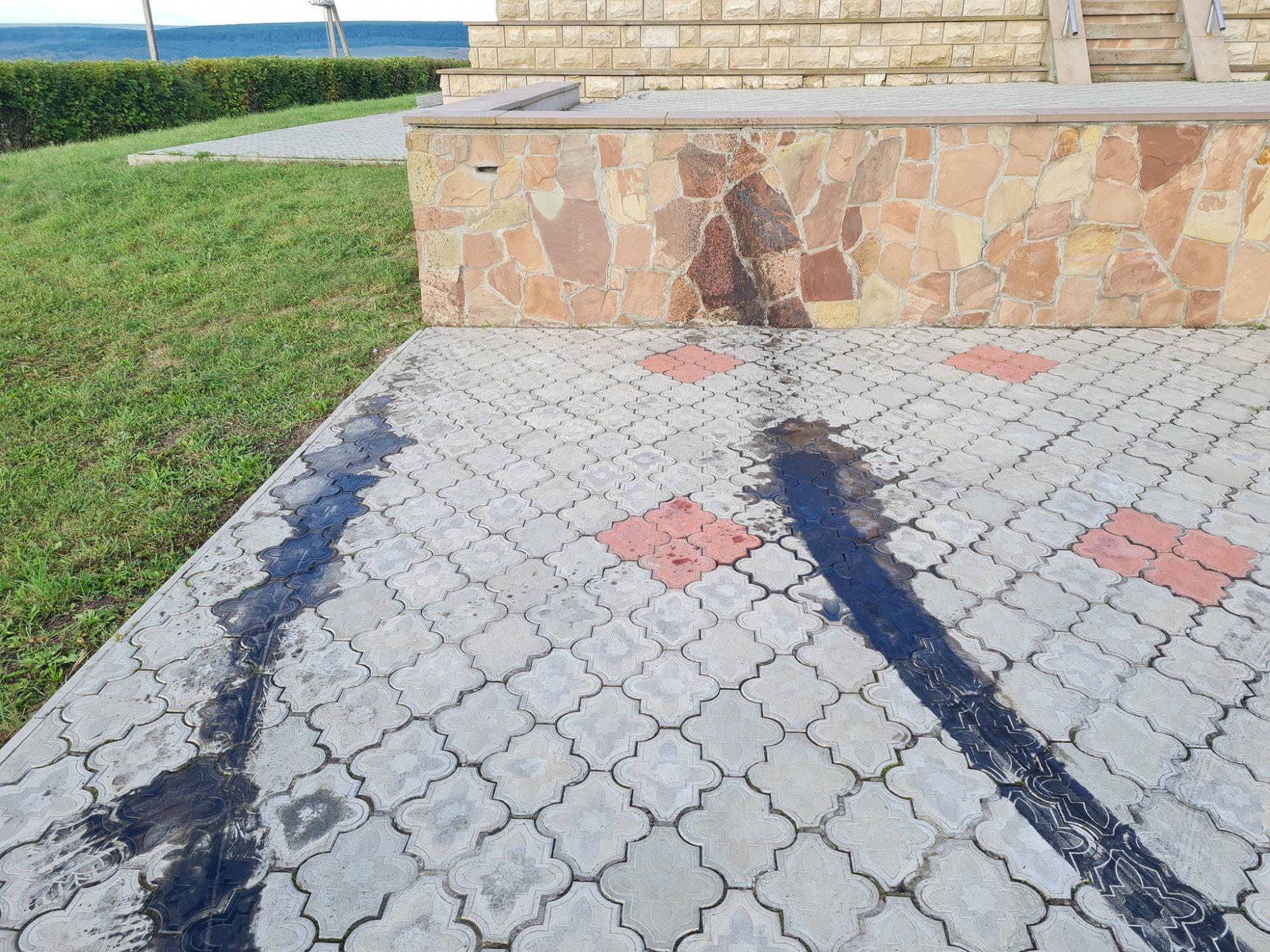 Под Тернополем автомобилист устроил дрифт прямо на мемориале: возмутительные фото